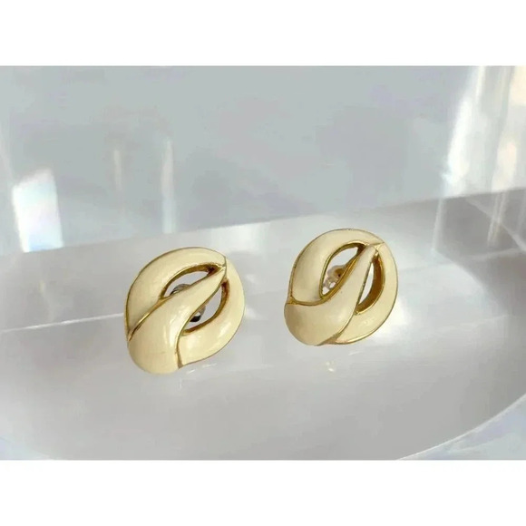 Monet Signed Gold Toned Cream Enamel Beautiful Vintage Clip On Earrings - Picture 6 of 6